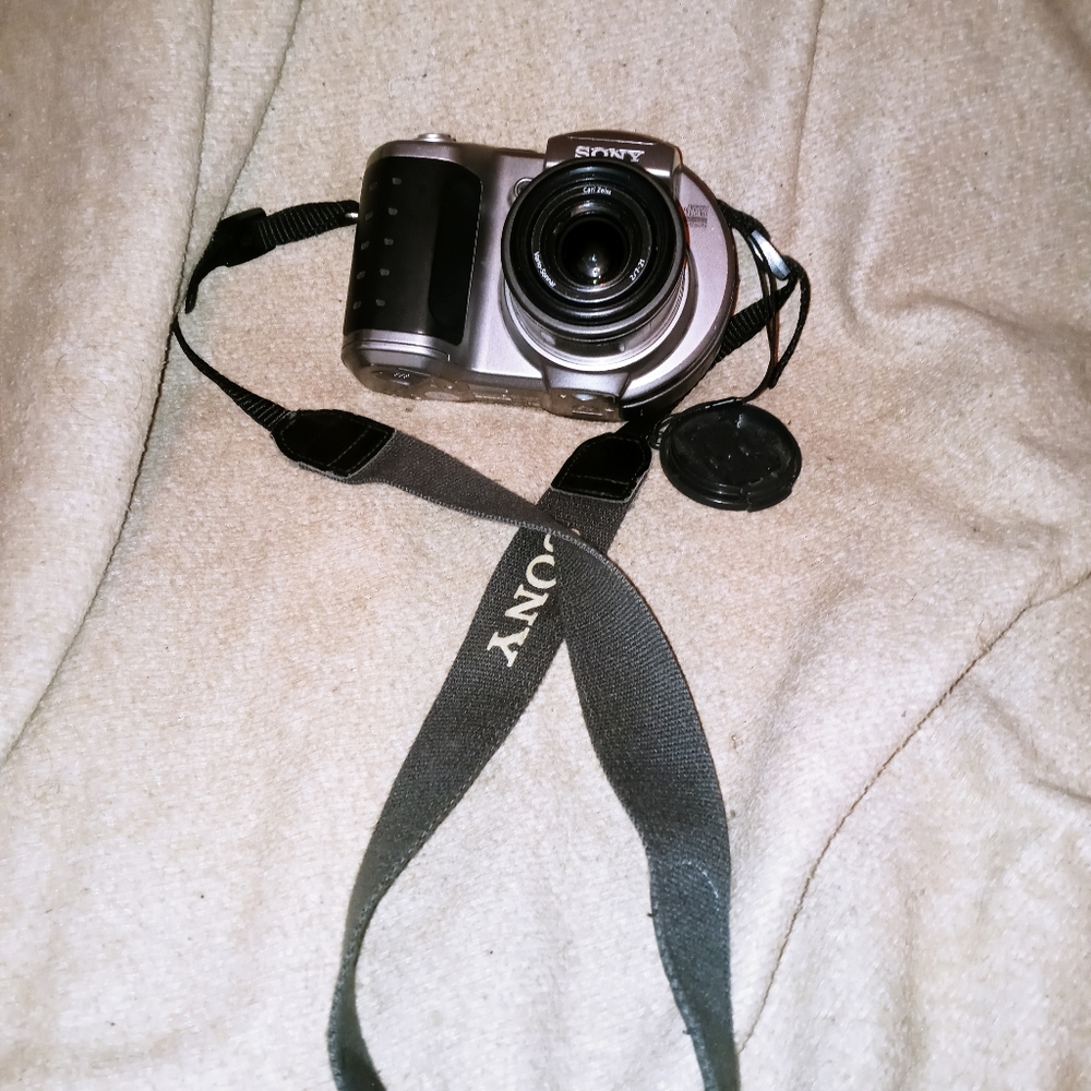 Sony camera - Picture 3 of 3